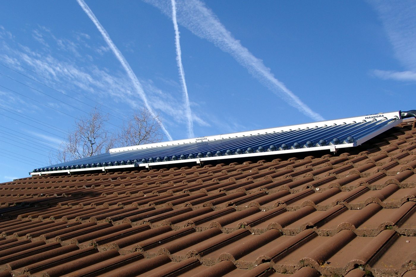 Capteurs solaires thermiques installés sur une toiture près de Agde