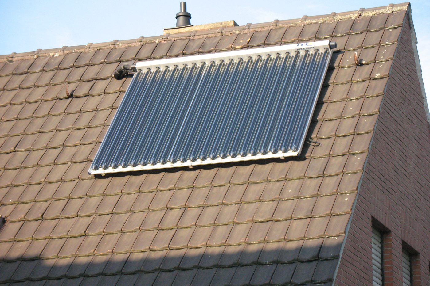 Capteurs solaires thermiques installés sur une toiture près de Corbeil-Essonnes