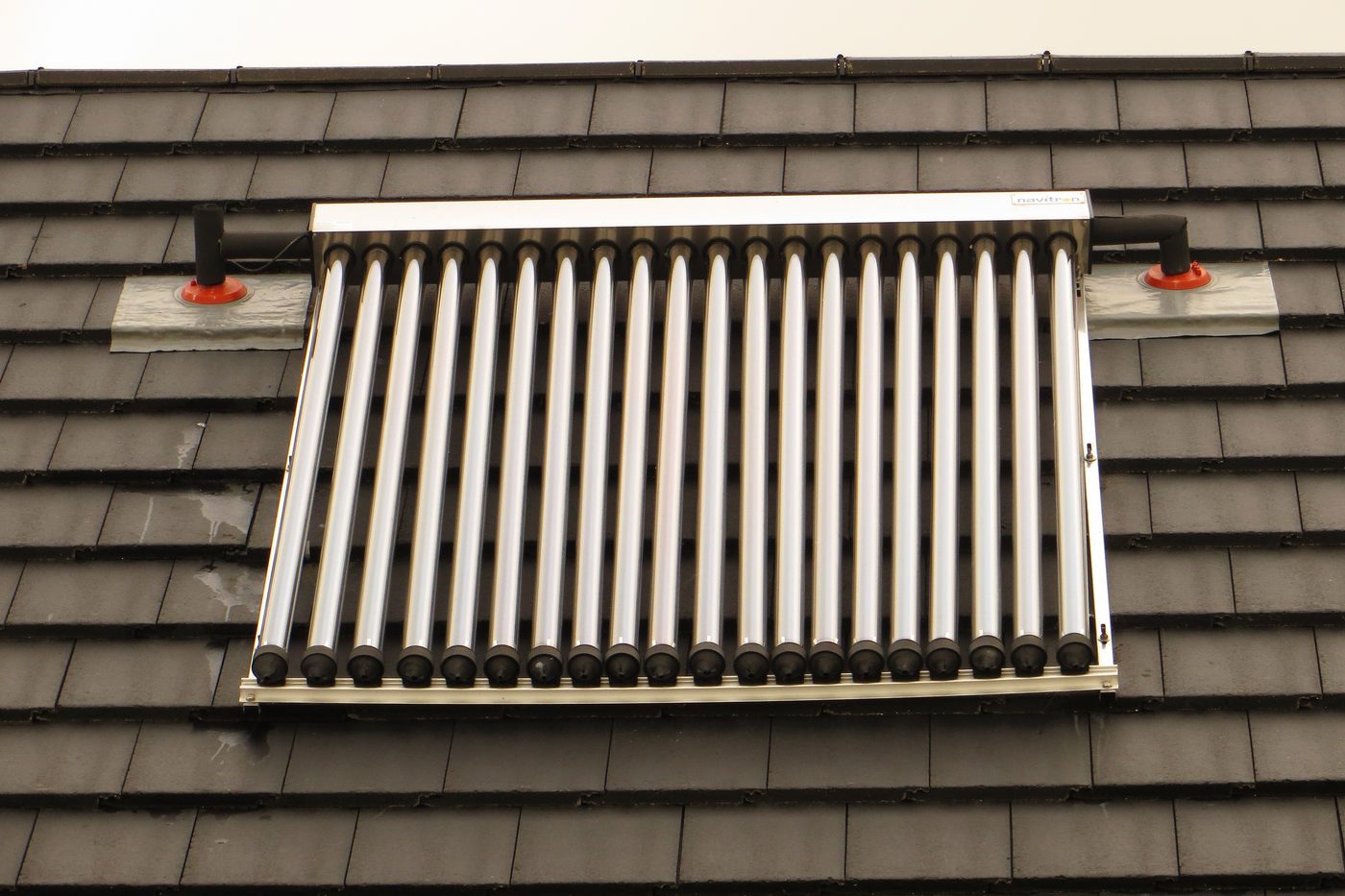 Capteurs solaires thermiques installés sur une toiture près de Épernay