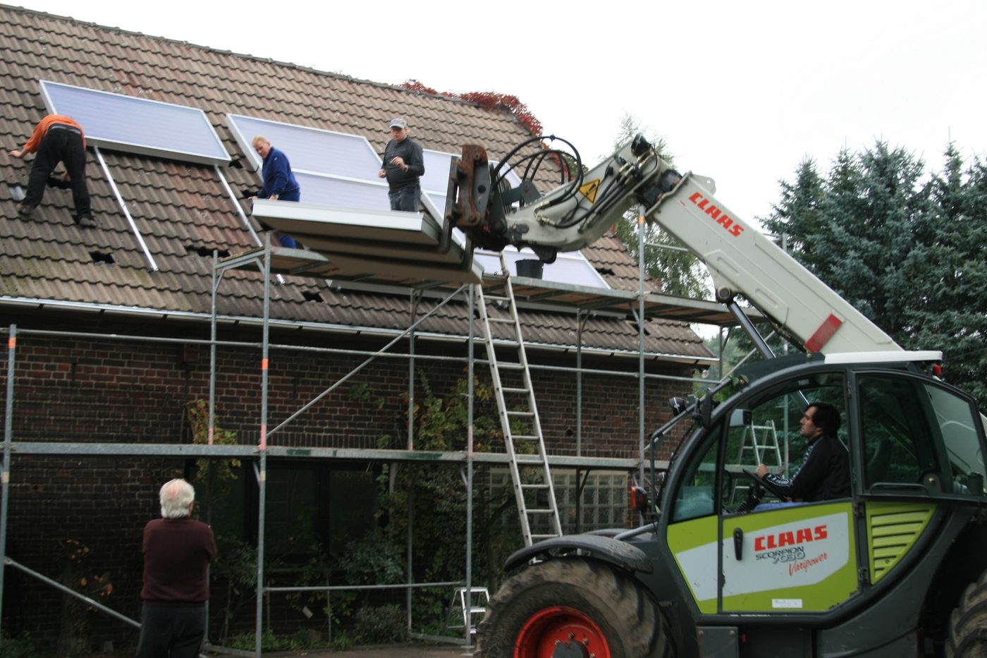 Capteurs solaires thermiques installés sur une toiture près de Antony