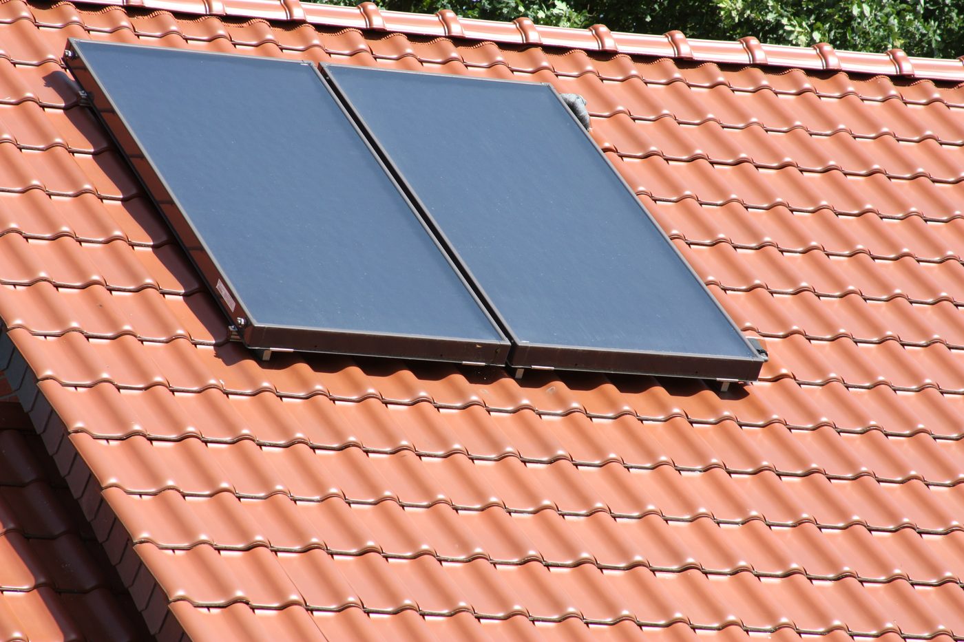 Capteurs solaires thermiques installés sur une toiture près de Colmar